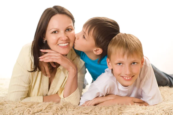 Mamma felice con bambini — Foto Stock