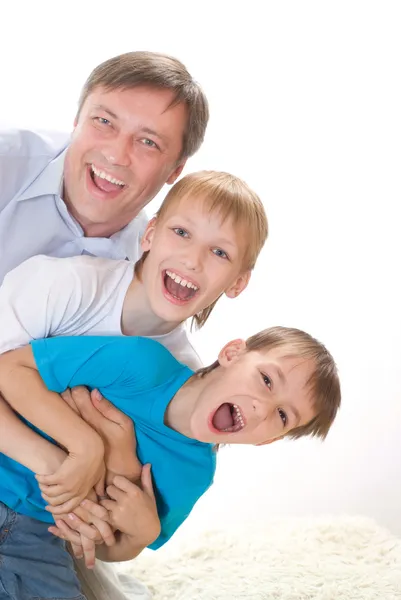 Szczęśliwy tata z dwójką dzieci — Zdjęcie stockowe