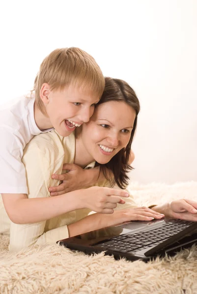 Счастливые мама и сын играют с ноутбуком — стоковое фото