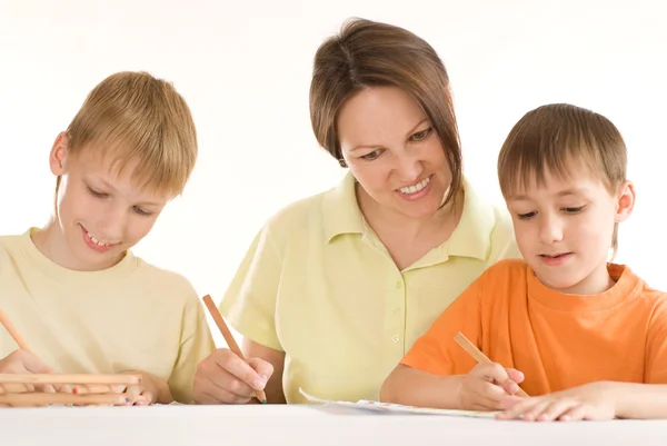 Young mother draws with sons — Stock Photo, Image