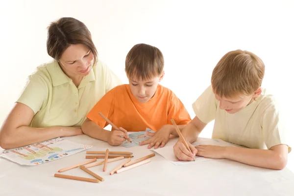 Madre dibuja con sus hijos — Foto de Stock