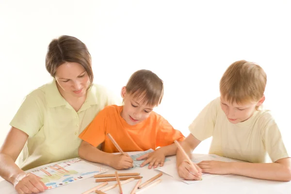 Jonge moeder tekent met zonen — Stockfoto