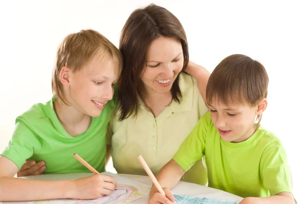Jovem mãe desenha com seus filhos — Fotografia de Stock