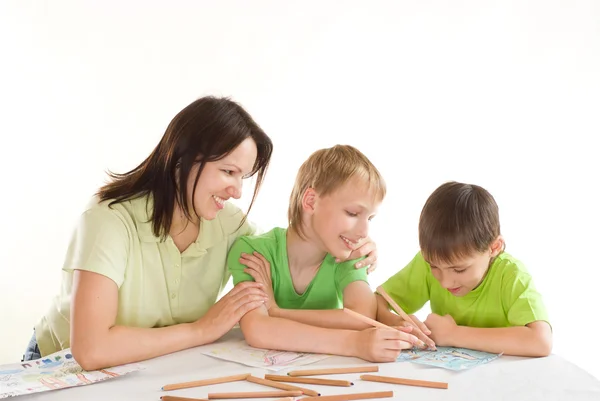 Mãe desenha com seus filhos — Fotografia de Stock