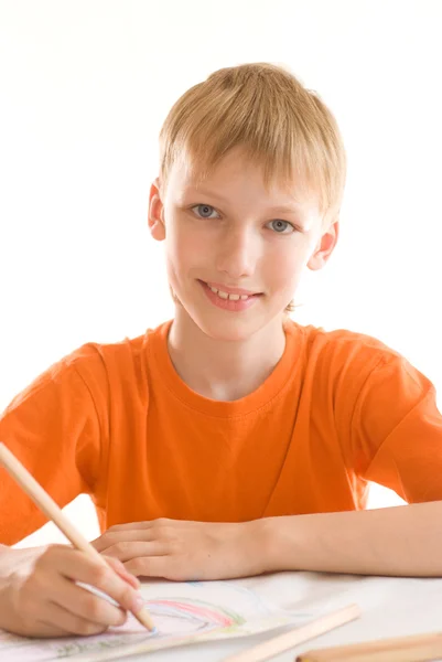 Хлопчик малює на білому — стокове фото