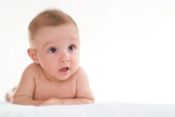 Pasgeboren baby op een wit — Stockfoto