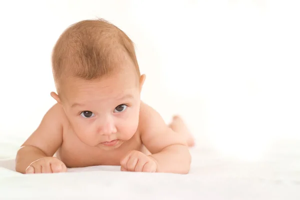 Neugeborenes Baby auf einem weißen — Stockfoto