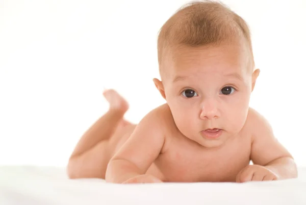 Schöne Neugeborene auf einem weißen — Stockfoto