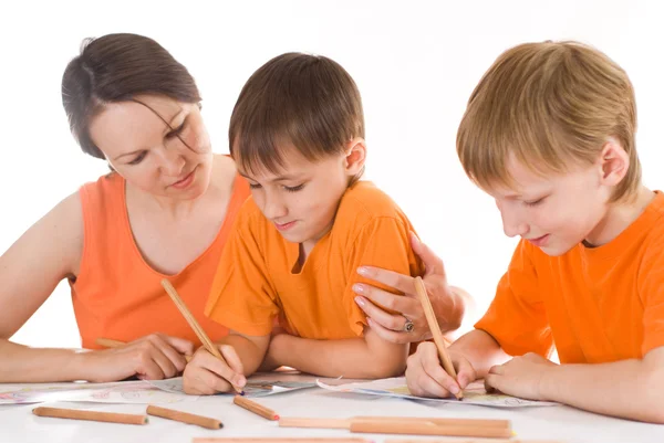 Madre dibuja con sus hijos — Foto de Stock