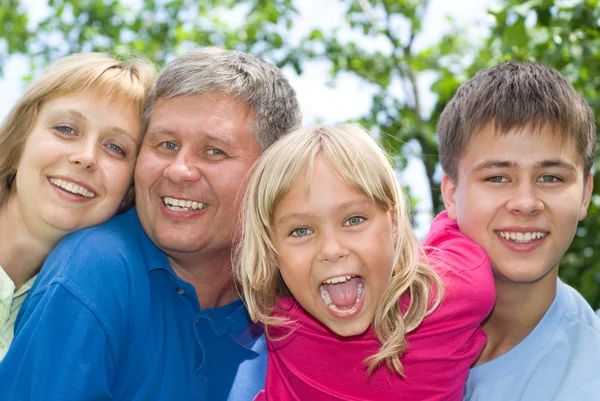 Glada barn med föräldrar — Stockfoto