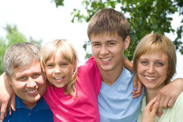 De gelukkige kinderen met ouders — Stockfoto