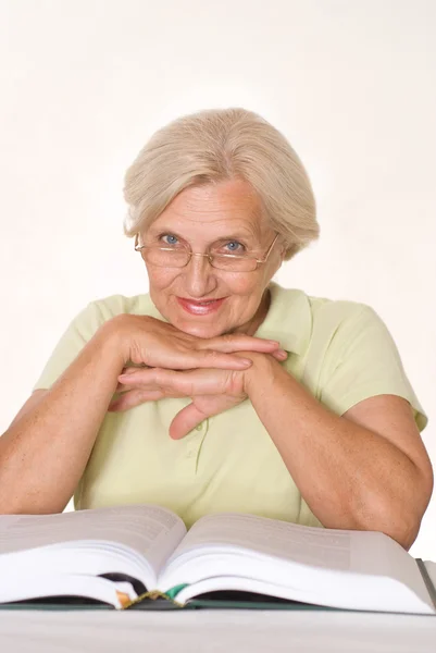 Ηλικιωμένη γυναίκα διαβάζοντας ένα βιβλίο — Φωτογραφία Αρχείου