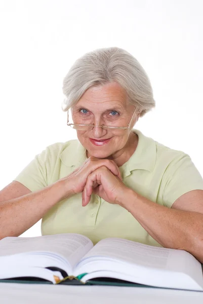 Mujer mayor leyendo un libro — Foto de Stock