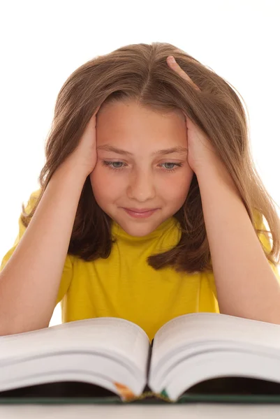 Piękna dziewczyna czyta — Zdjęcie stockowe