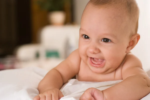 Bebé en un blanco —  Fotos de Stock