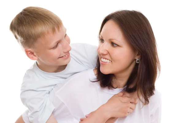 Krásná maminka se svým synem na bílé — Stock fotografie