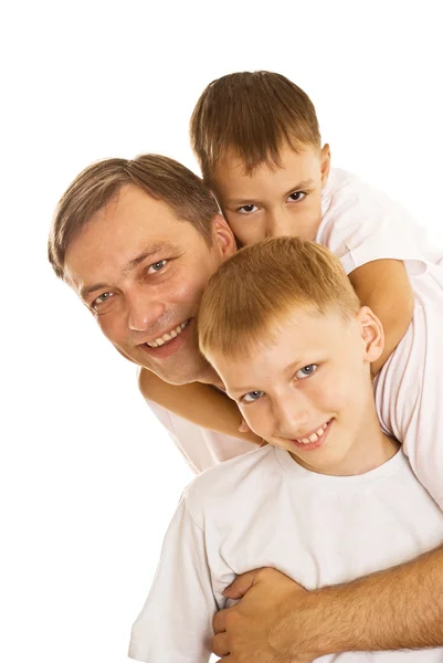 Joven padre con sus dos hijos de pie — Foto de Stock