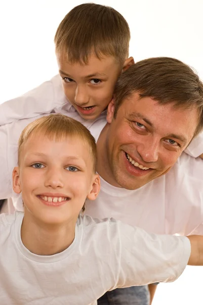 年轻的父亲与他的两个儿子 — 图库照片