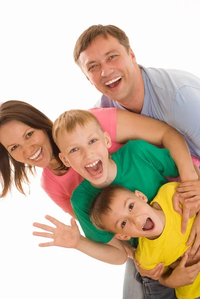 Счастливая семья в цветной одежде — стоковое фото
