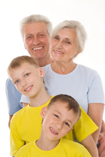 Улыбающиеся бабушки и дедушки с внуками — стоковое фото