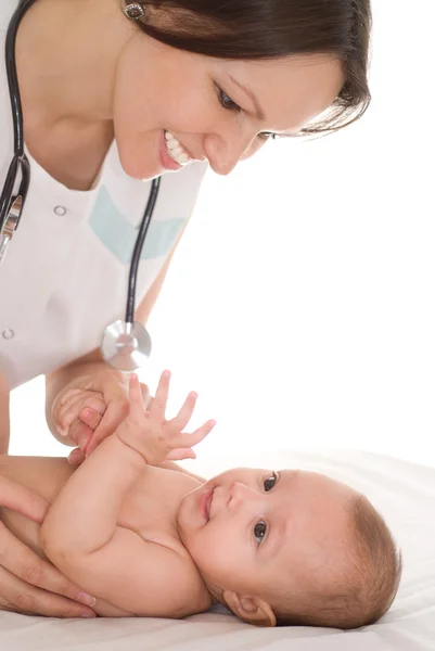 Доктор с новорожденным — стоковое фото