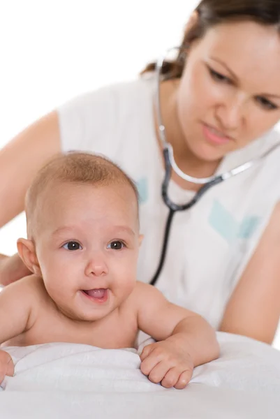 Medico esaminando neonato — Foto Stock