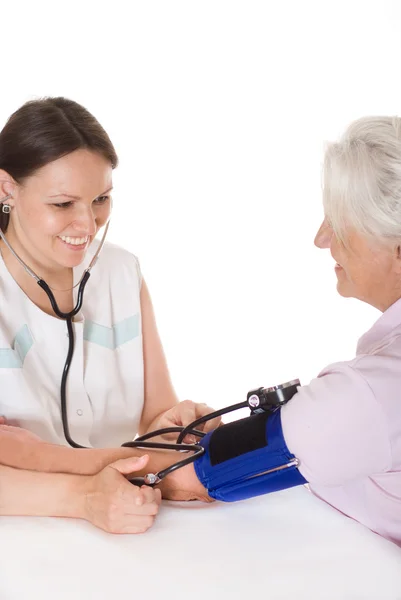 Donna medico misura la pressione — Foto Stock
