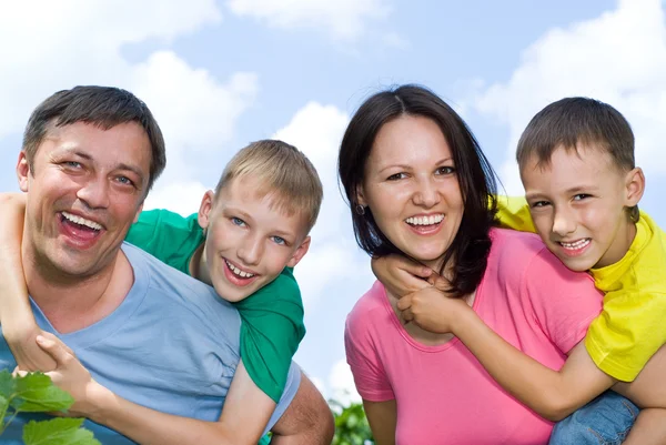 Genitori felici con i loro figli — Foto Stock