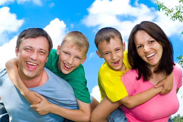 Счастливые мальчики с семьей — стоковое фото
