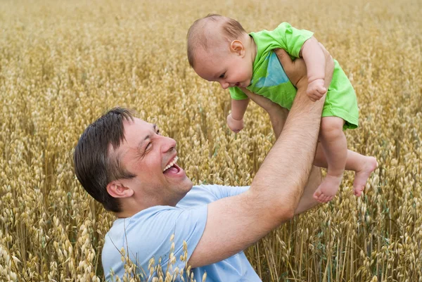Papa mit einem Neugeborenen — Stockfoto
