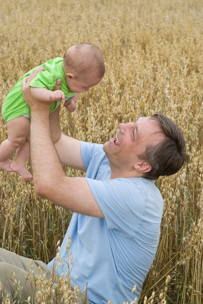 Papa mit einem Neugeborenen — Stockfoto