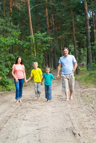 Šťastná rodina v lese — Stock fotografie
