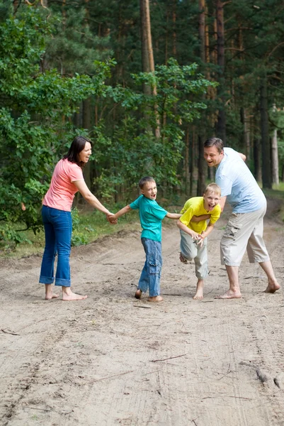 Família caminhando na floresta — Fotografia de Stock