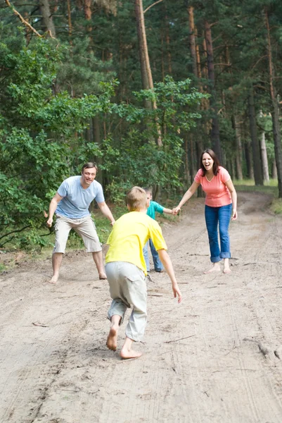 Familia caminando en el bosque —  Fotos de Stock