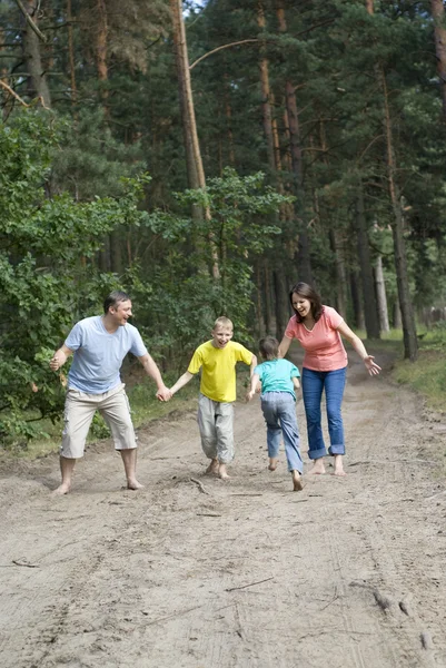 Familie van vier wandelen — Stockfoto