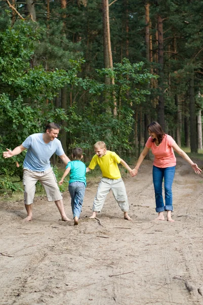 Familienspaziergang im Wald — Stockfoto
