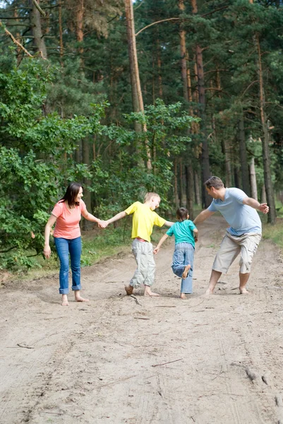 Familjevandring i skogen — Stockfoto
