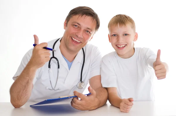 Chłopiec w urzędzie lekarzy — Zdjęcie stockowe