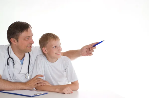 Un medico con un ragazzo-paziente — Foto Stock