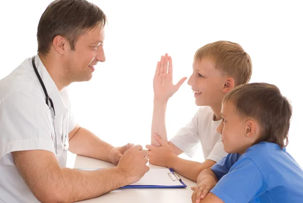 Two brothers in the doctors office — Stock Photo, Image