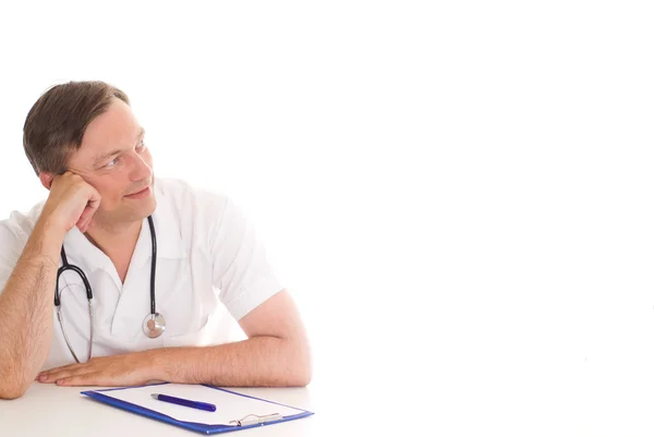 Nachdenklicher Arzt sitzt am Schreibtisch — Stockfoto