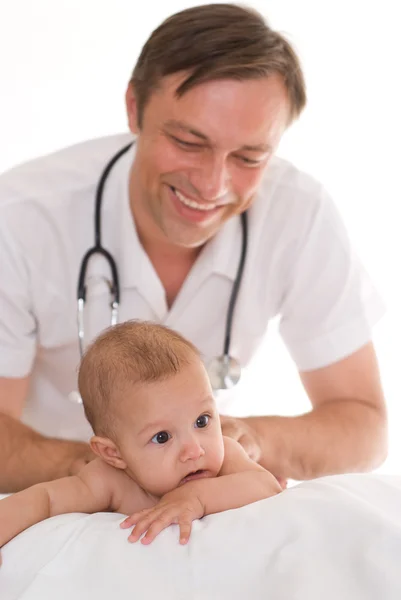 Lekarz badając noworodka — Zdjęcie stockowe