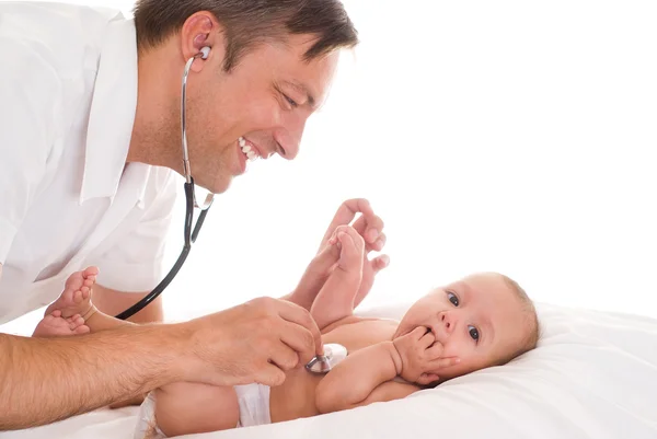 Schöner Arzt untersucht Neugeborenes — Stockfoto