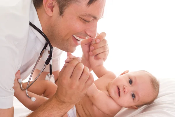 Doctor examining newborn — Stock Photo, Image