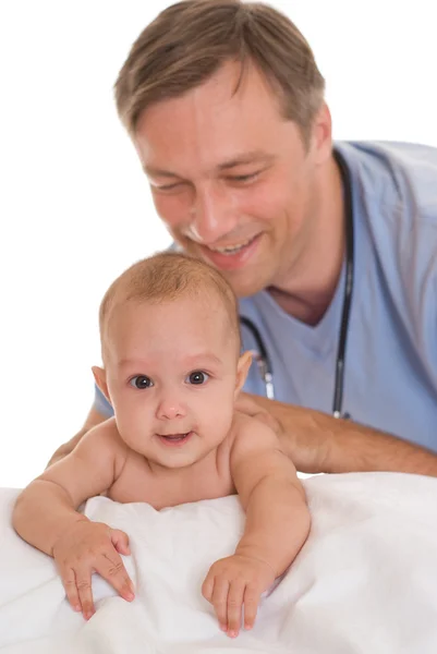 Доктор осматривает новорожденного — стоковое фото