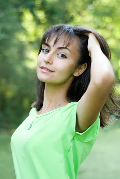 Atrakcyjna dziewczyna w parku lato — Zdjęcie stockowe