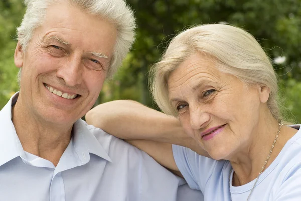 Glad äldre par i parken — Stockfoto