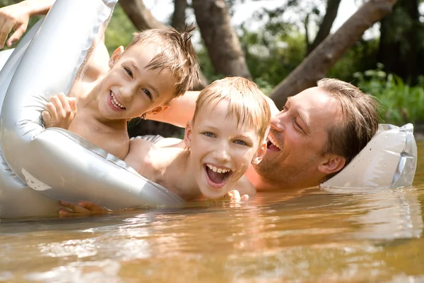 Papa verwend met twee jongen naar de rivier — Stockfoto