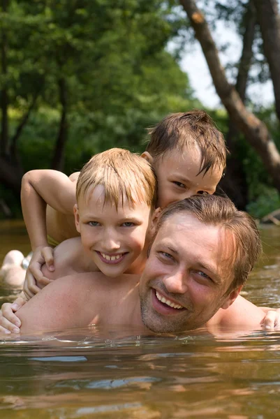 Papà viziato con due ragazzo — Foto Stock