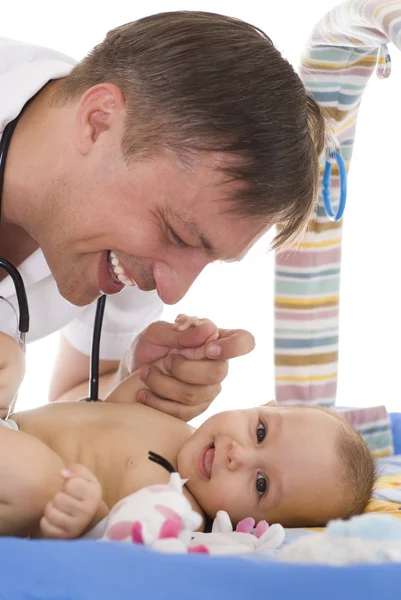 Hombre médico examinando recién nacido —  Fotos de Stock